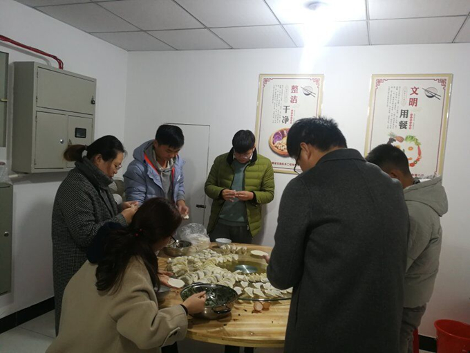 冬至陽生春又來，溫暖感恩促情誼——廣德路項目部舉辦包餃子活動