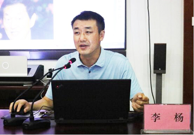 黨委委員、紀(jì)委書記、工會主席李楊對新員工進行廉潔從業(yè)教育